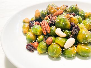 Choux de Bruxelles grillés aux noix et sésames
