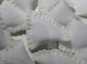 Una foto de Ravioles fáciles🍝🍴 con tapas de empanada copetín