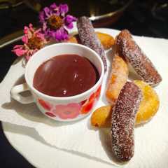 Una foto de Churros "Sol y Sombra" con Manga Pastelera