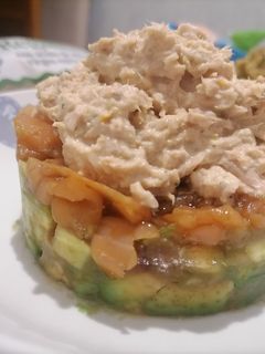 Una foto de Tartar de aguacate, salmón ahumado y mousse de atún