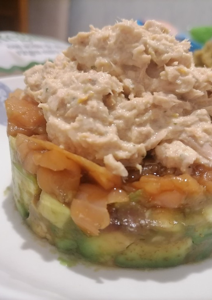 Una foto de Tartar de aguacate, salmón ahumado y mousse de atún