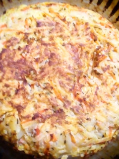 Una foto de Tortilla de papa y zanahoria🥕🥔♥️😋