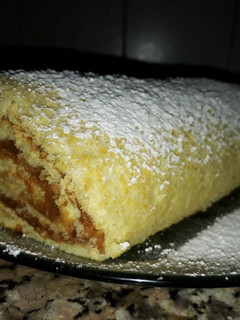 Una foto de Pionono relleno con dulce de leche