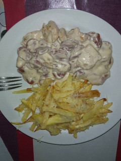 Una foto de Pollo con nata y salchichas