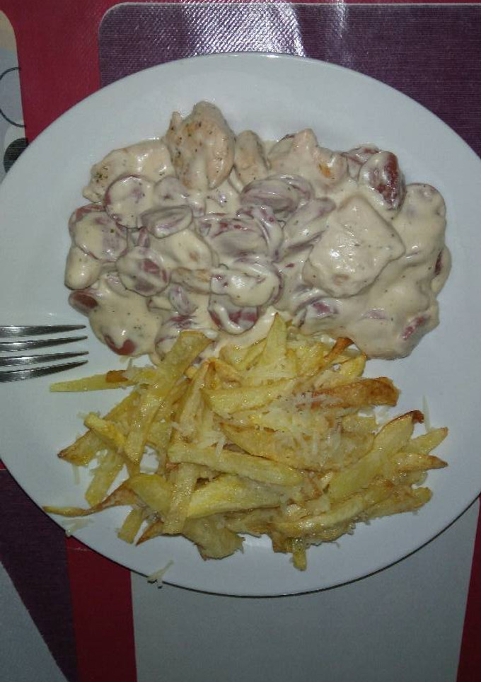 Una foto de Pollo con nata y salchichas