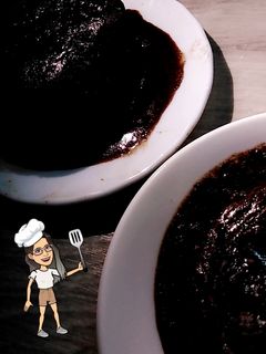 صورة لوصفة كيكه الشوكولاته بالمايكرويف مع صوص الشوكولاته