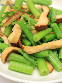 芹菜炒豆干 的食譜成品照片