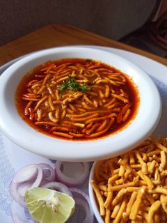 खान्देशी शेव भाजी (khandeshi sev bhaji recipe in marathi) रेसिपी चे मुख्य फोटो