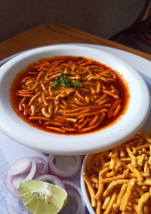 खान्देशी शेव भाजी (khandeshi sev bhaji recipe in marathi) रेसिपी चे मुख्य फोटो 