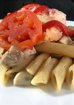 Una foto de Salmón al horno con penne al burro