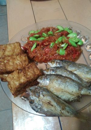 Foto resep Sambel pete, ikan asin, tempe goreng bawang