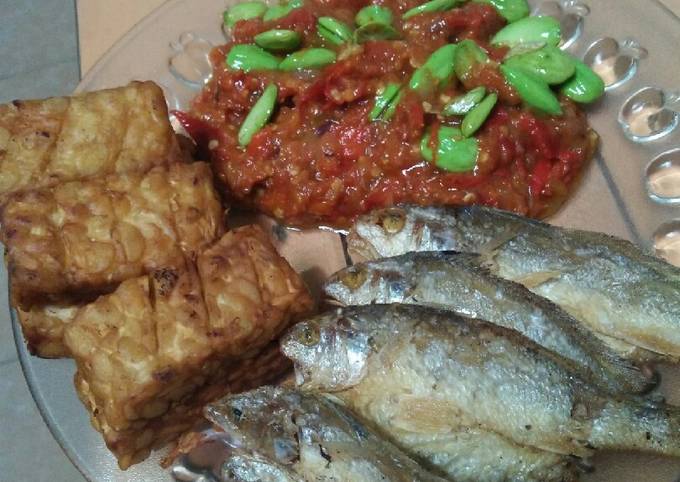 Sambel pete, ikan asin, tempe goreng bawang