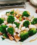 Mực xắt hoa cúc xào rau củ