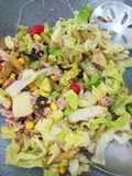 Ensalada de atún con verduras y aceitunas negras