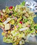 Ensalada de atún con verduras y aceitunas negras