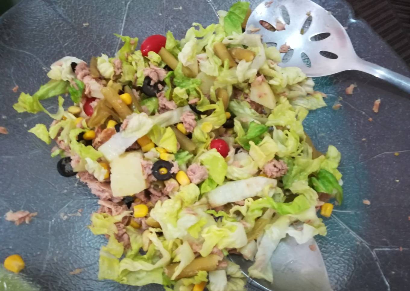 Ensalada de atún con verduras y aceitunas negras