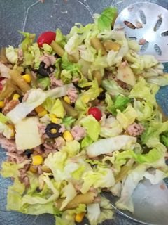 Una foto de Ensalada de atún con verduras y aceitunas negras