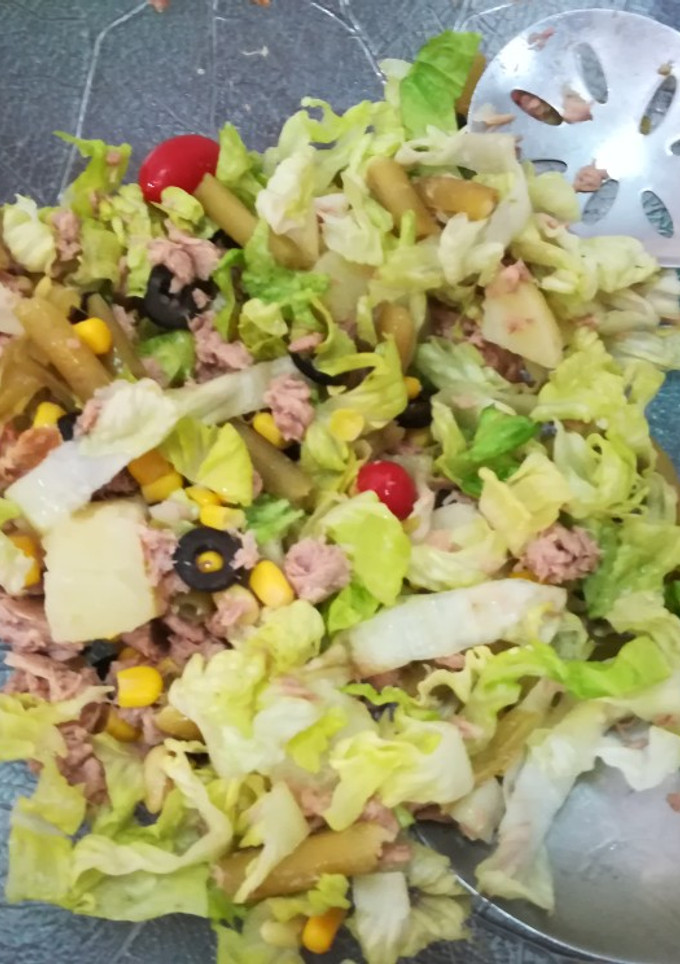Una foto de Ensalada de atún con verduras y aceitunas negras