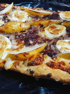 Una foto de Coca de pera, queso y cebolla caramelizada