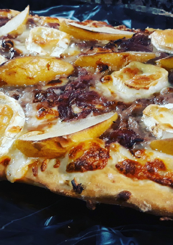 Una foto de Coca de pera, queso y cebolla caramelizada