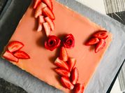 Une photo de gâteau génoise fraisier