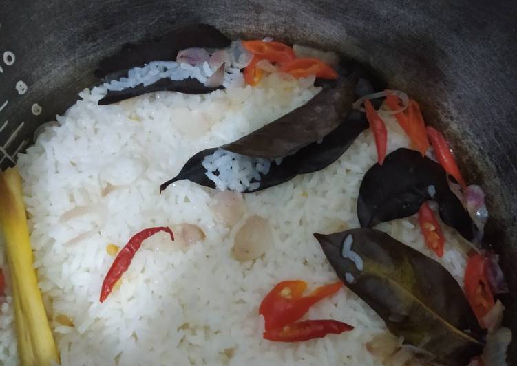 Bagaimana Menyiapkan Nasi liwet magicom Super Enak