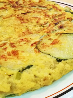 Una foto de Tortilla de calabacín y ajetes