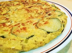 Una foto de Tortilla de calabacín y ajetes