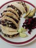 Tacos de flor de jamaica y carne seca
