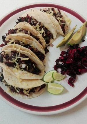 Una foto de Tacos de flor de jamaica y carne seca