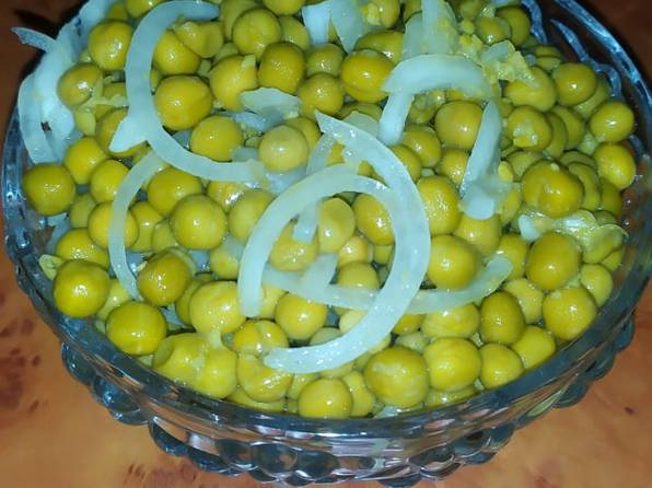 лук маринованный с горошком. сельдь с зеленым горошком. лук маринованный с горошком. селёдка с горошком и луком рецепт с фото. салат из пупков.