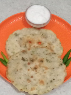 मसाला अक्की रोटी विद कर्ड (Masala akki roti with curd recipe in Hindi) रेसिपी मुख्य फोटो