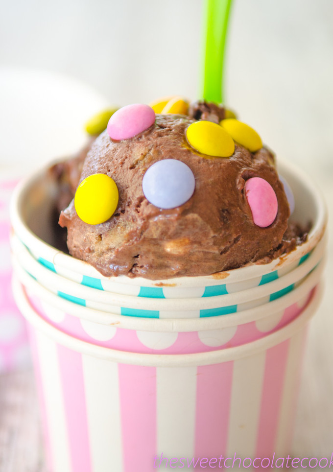 Una foto de Helado de chocolate y lacasitos