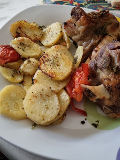 Una foto de Jarretes de cordero al horno con patatas