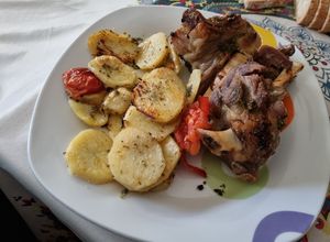 Una foto de Jarretes de cordero al horno con patatas