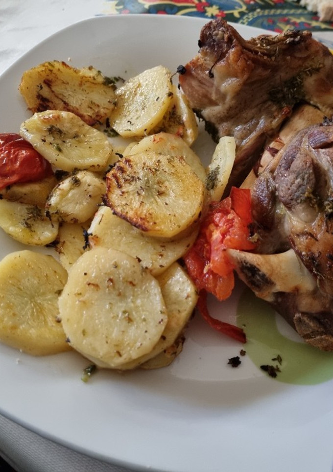 Una foto de Jarretes de cordero al horno con patatas