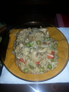 Una foto de Arroz con pollo setas y guisantes