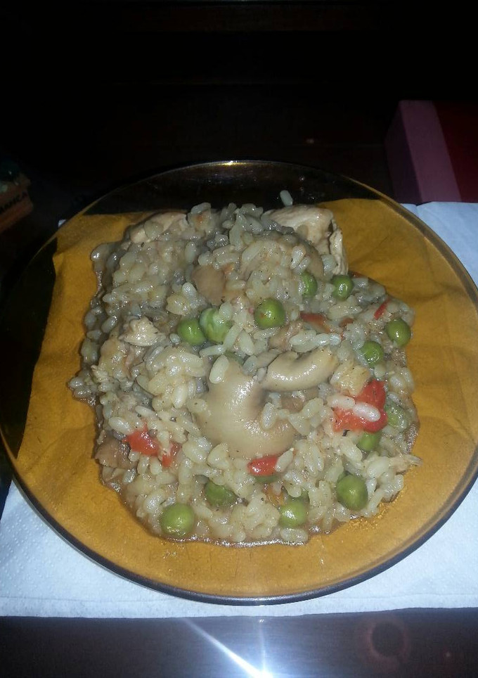Una foto de Arroz con pollo setas y guisantes