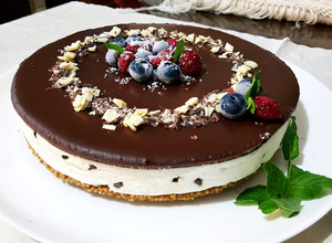 Foto di Cheesecake al mascarpone, panna e ganache al cioccolato