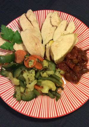 Une photo de Blanc de poulet poché et légumes aux épices brésiliens