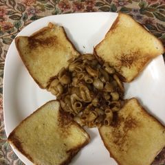 A picture of Garlic bread with macaroni pasta.