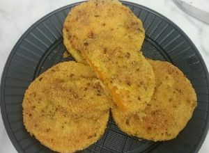 Una foto de Milanesas de calabaza con polenta y pan rallado