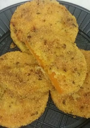 Una foto de Milanesas de calabaza con polenta y pan rallado