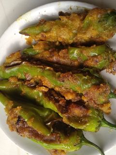આખા ભરેલા મરચાં (Akha Bharela Marcha Recipe In Gujarati) રેસીપી મુખ્ય ફોટો