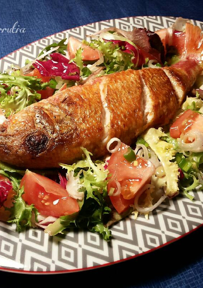 Una foto de Salmonete a la plancha con aceites aromáticos