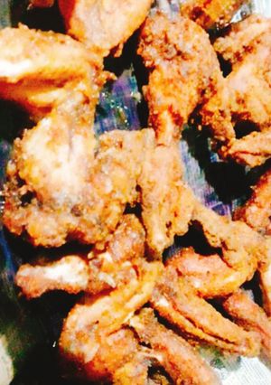 A picture of Kfc style chicken wings.