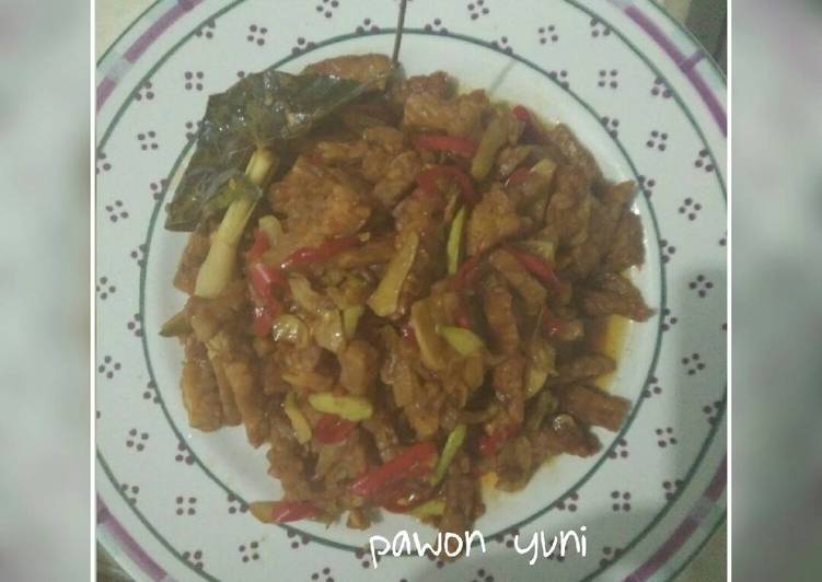 Proses Menyiapkan Oseng oseng tempe masem yang Bisa Manjain Lidah