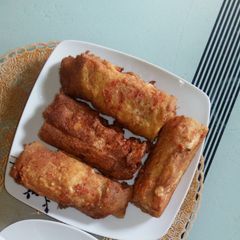 A picture of Egg and bread roll.