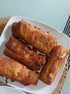 A picture of Egg and bread roll.