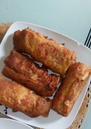 A picture of Egg and bread roll.
